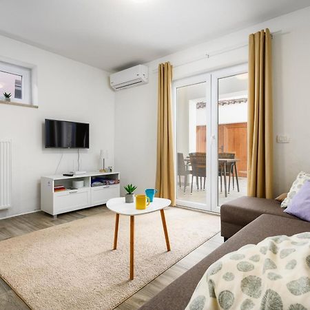Center House With Apartments Umag Exterior photo