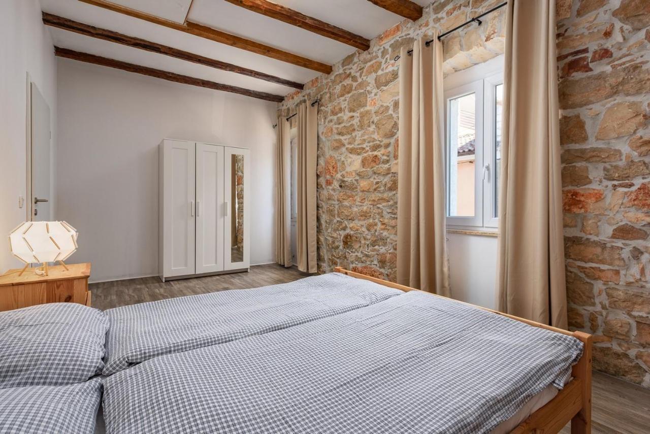 Center House With Apartments Umag Exterior photo