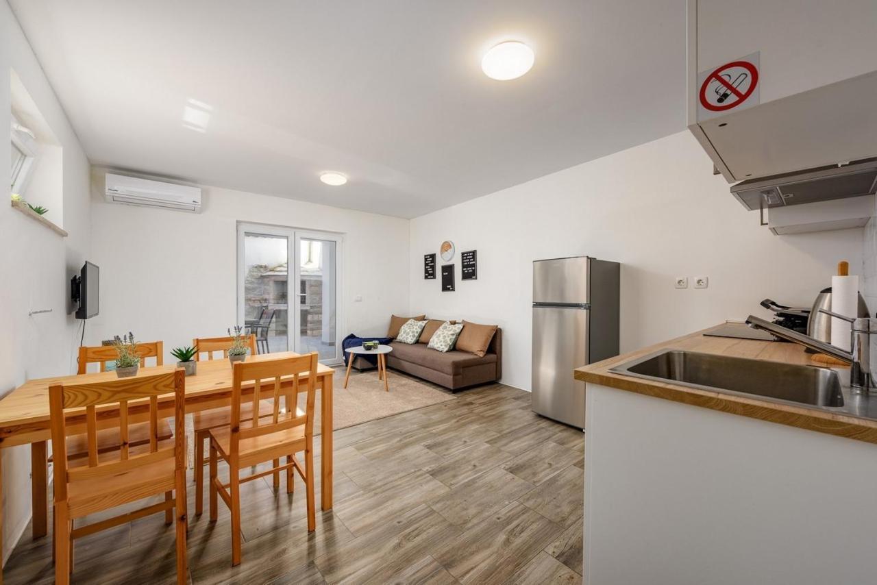 Center House With Apartments Umag Exterior photo