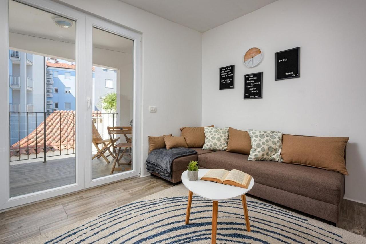 Center House With Apartments Umag Exterior photo