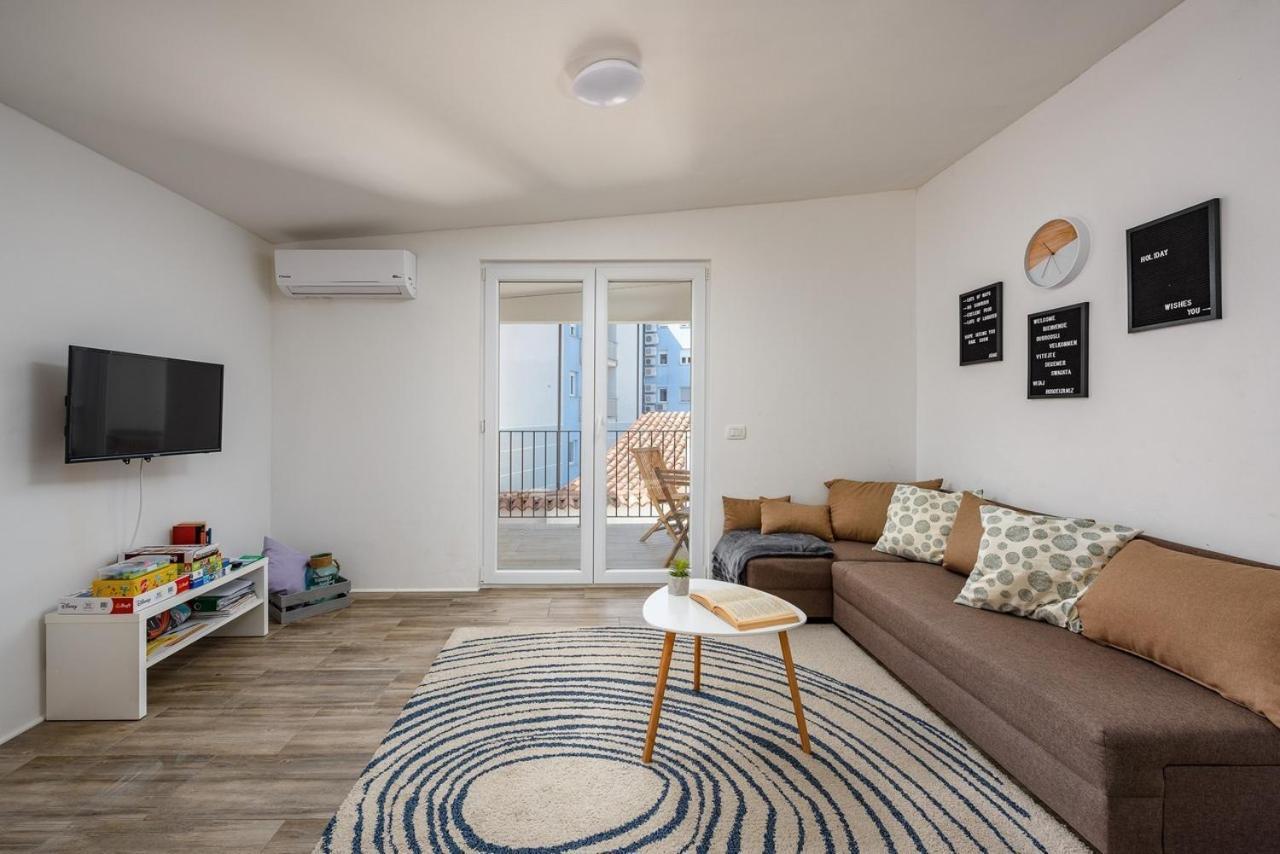 Center House With Apartments Umag Exterior photo