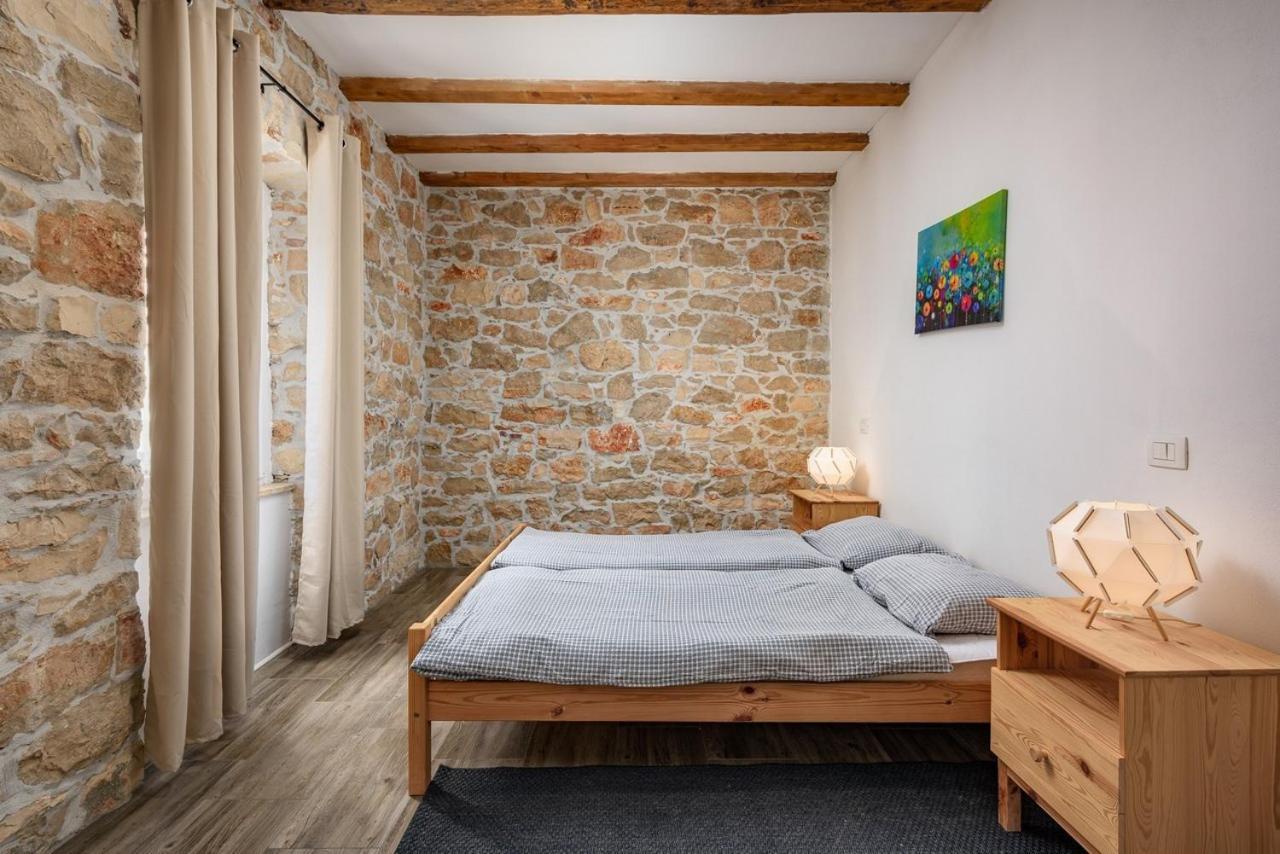 Center House With Apartments Umag Exterior photo
