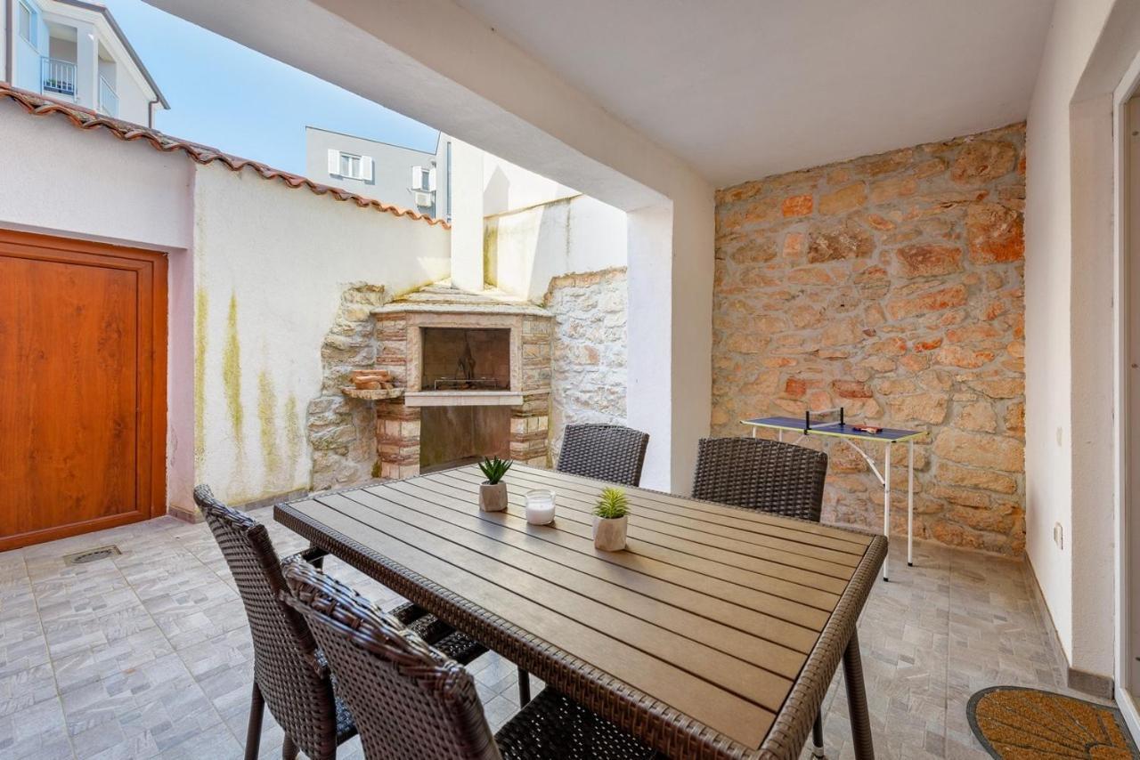 Center House With Apartments Umag Exterior photo